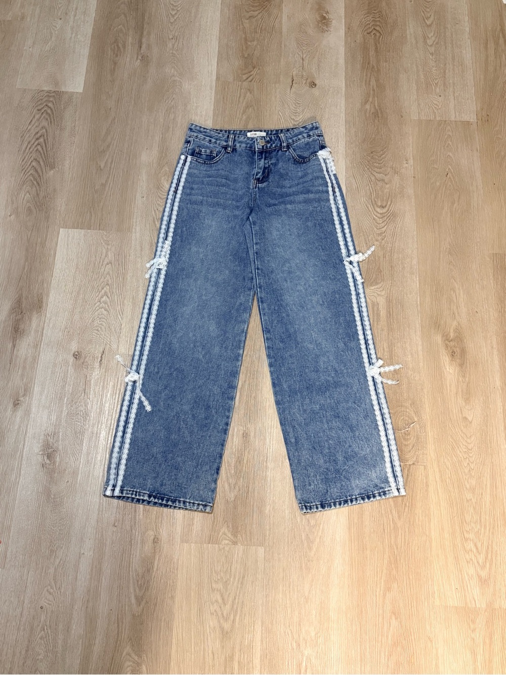 Ten Thirty Baggy Jeans Size 00 w/ White Lace Stripes & Bows Light Wash Coquette
